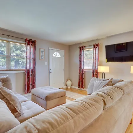 4 Mi To Dtwn Home With Fenced Yard In Portsmouth!